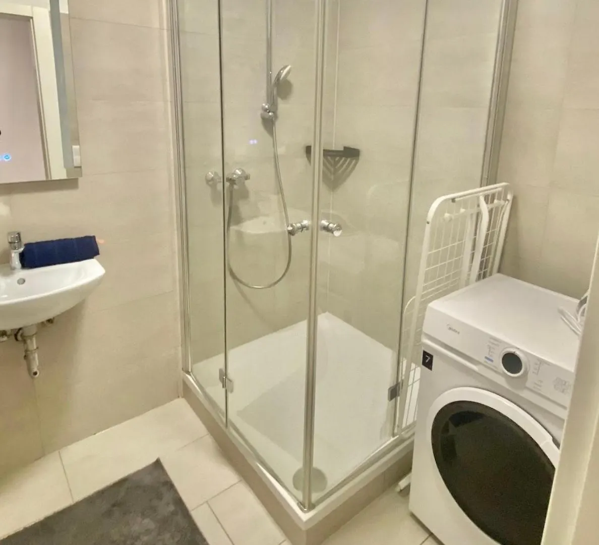 Spacious Modern 2 Bedroom Apartment with Free Parking Viena